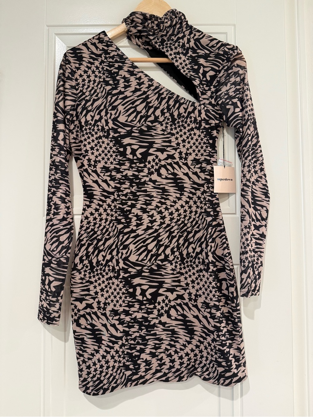 superdown One-Shoulder Long Sleeve Abstract Print Dress in Blush & Black